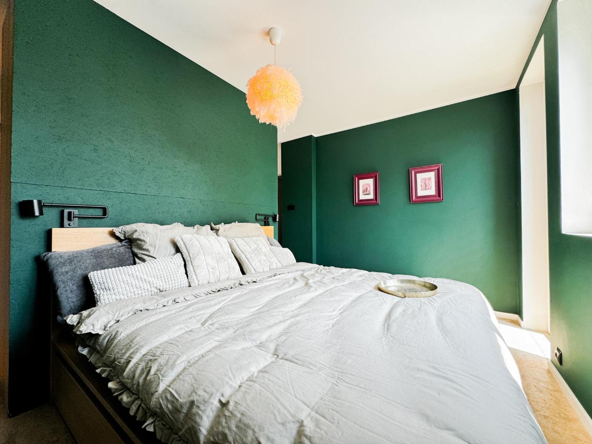 Modern 4bd, 2 Balcony, Family & Work Haven! Near Park & Bus Stop