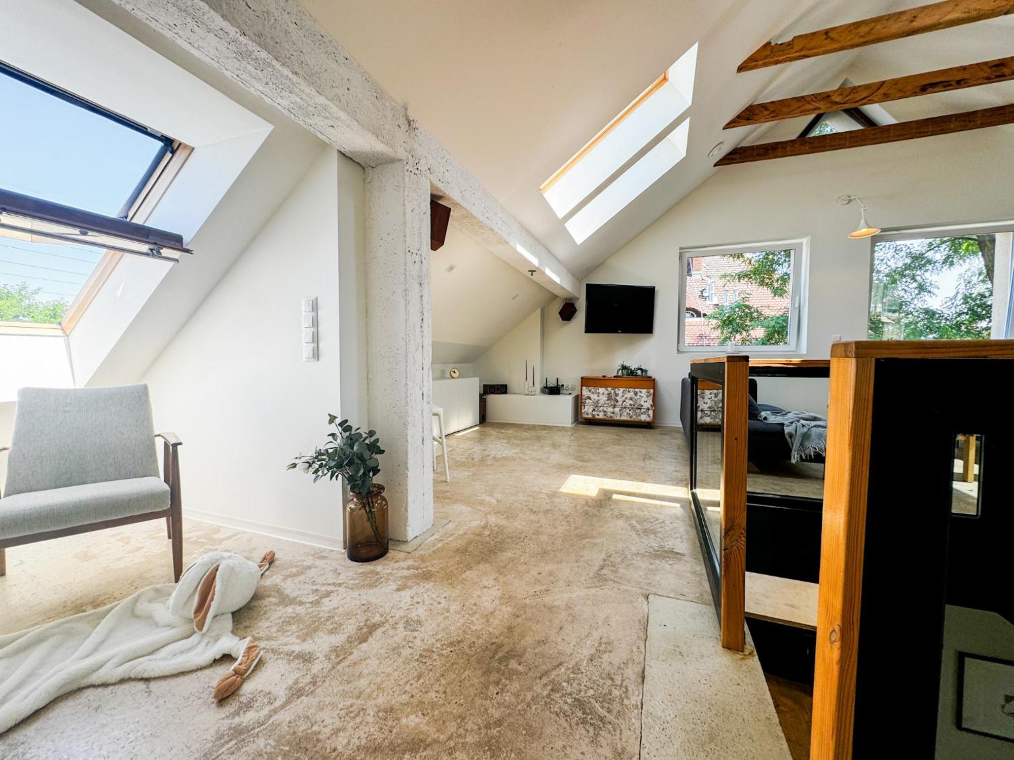 Modern 4bd, 2 Balcony, Family & Work Haven! Near Park & Bus Stop