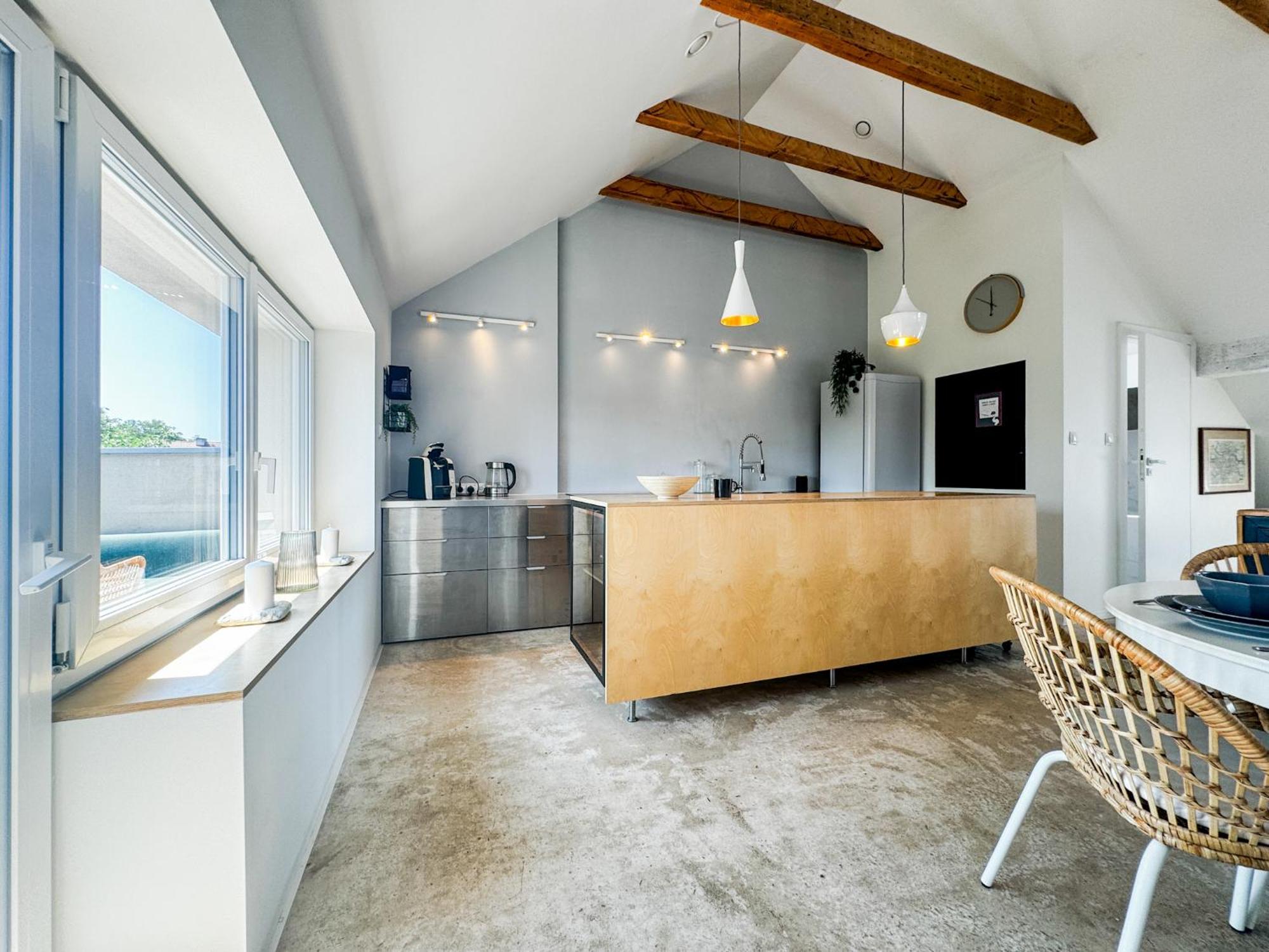 Апартаменти Modern 4bd, 2 Balcony, Family & Work Haven! Near Park & Bus Stop *