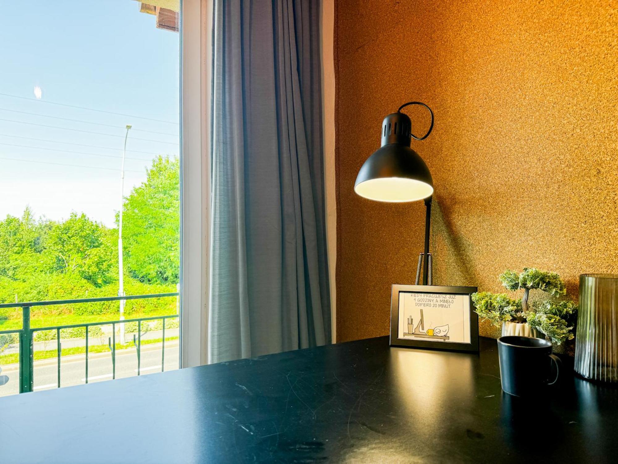 Modern 4bd, 2 Balcony, Family & Work Haven! Near Park & Bus Stop Вроцлав