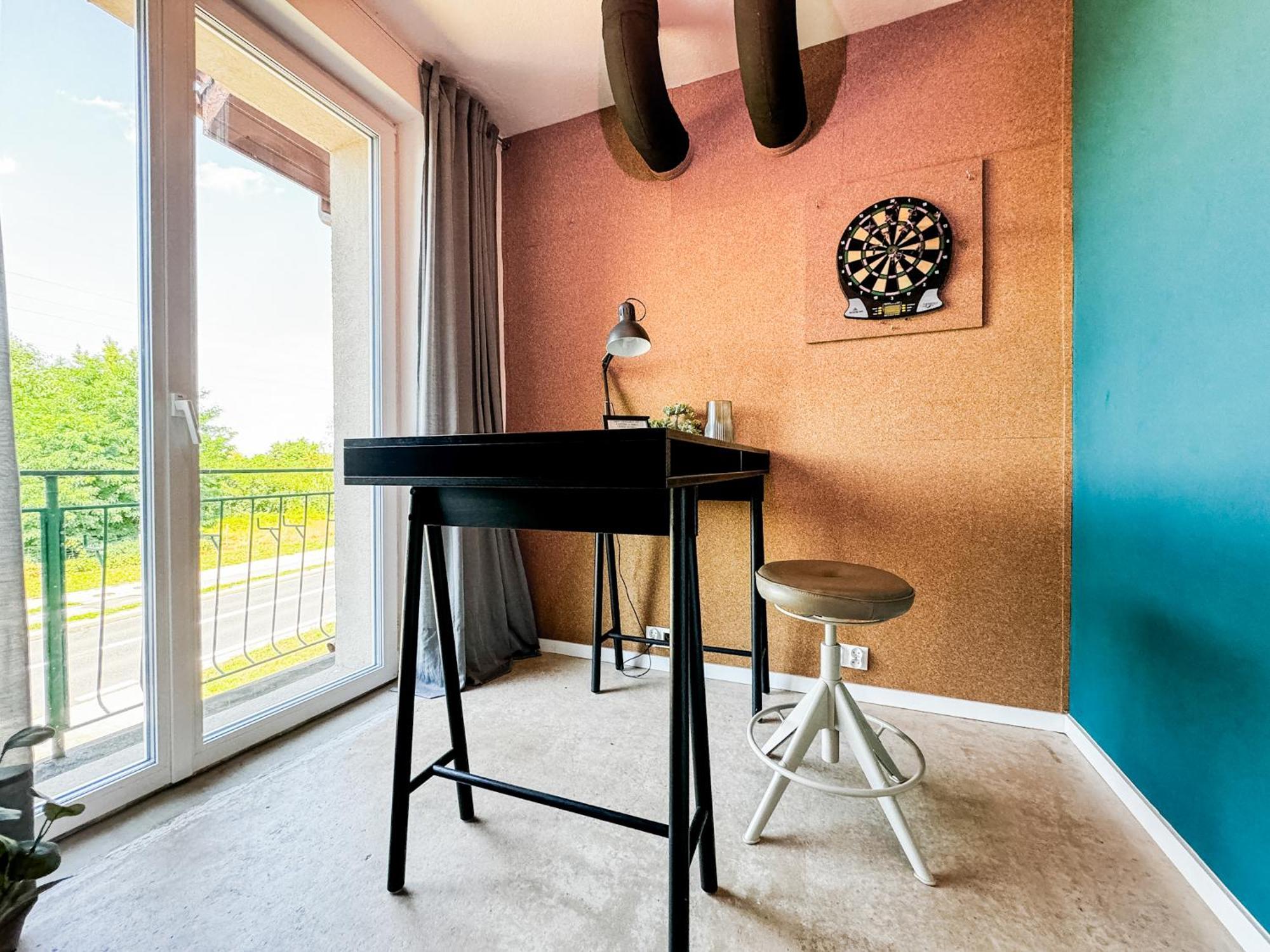 Apartment Modern 4bd, 2 Balcony, Family & Work Haven! Near Park & Bus Stop *