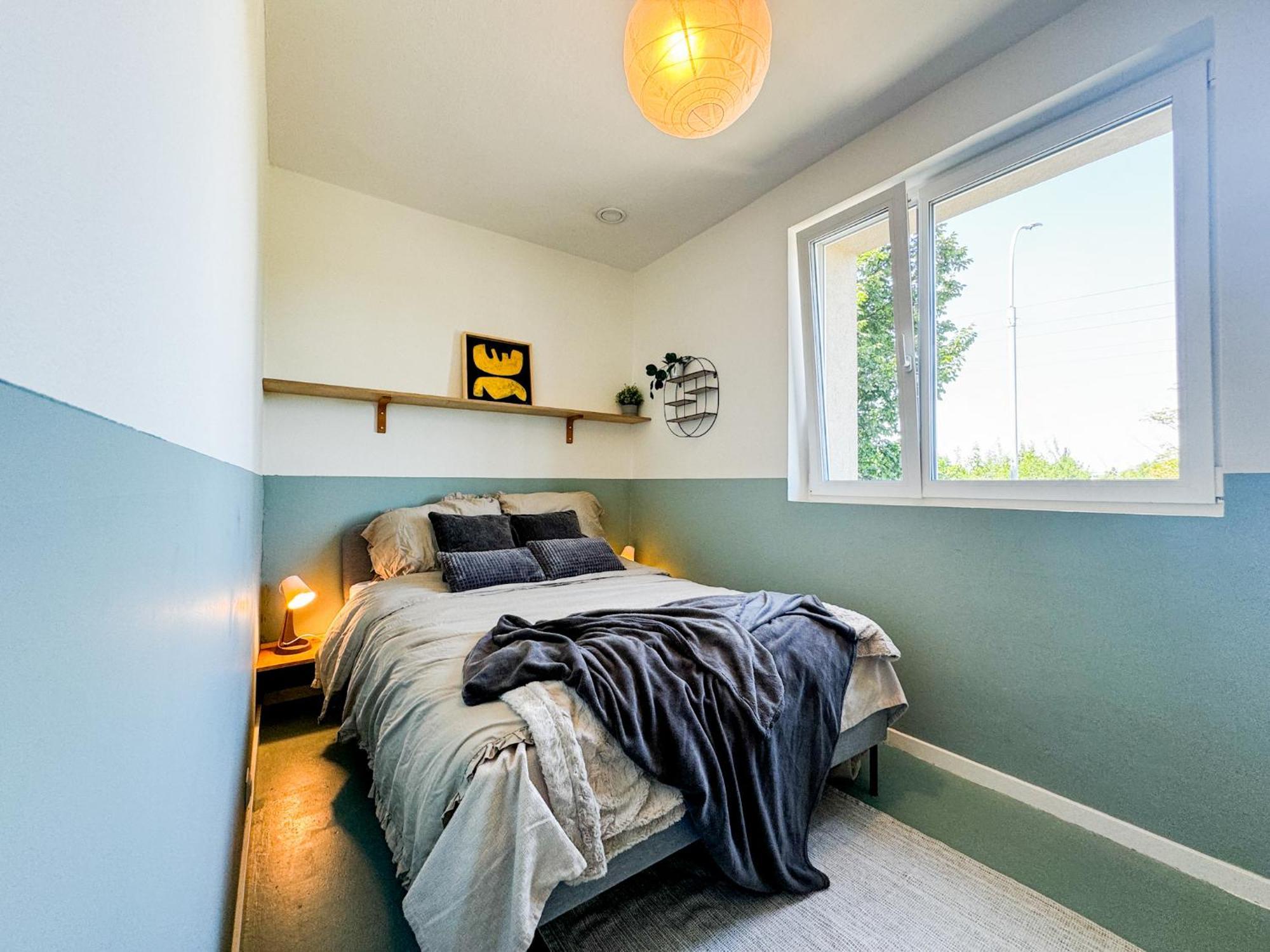 Modern 4bd, 2 Balcony, Family & Work Haven! Near Park & Bus Stop *