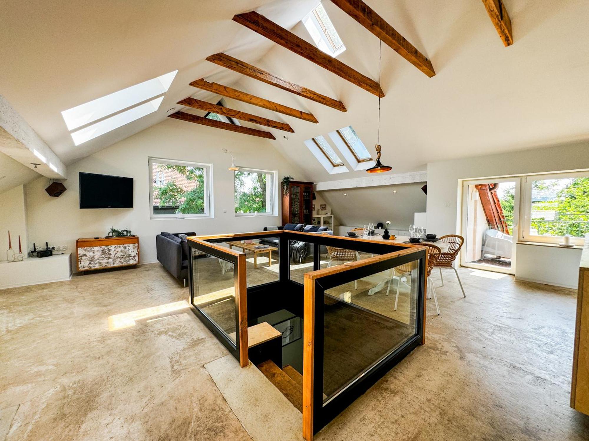 Apartment Modern 4bd, 2 Balcony, Family & Work Haven! Near Park & Bus Stop *