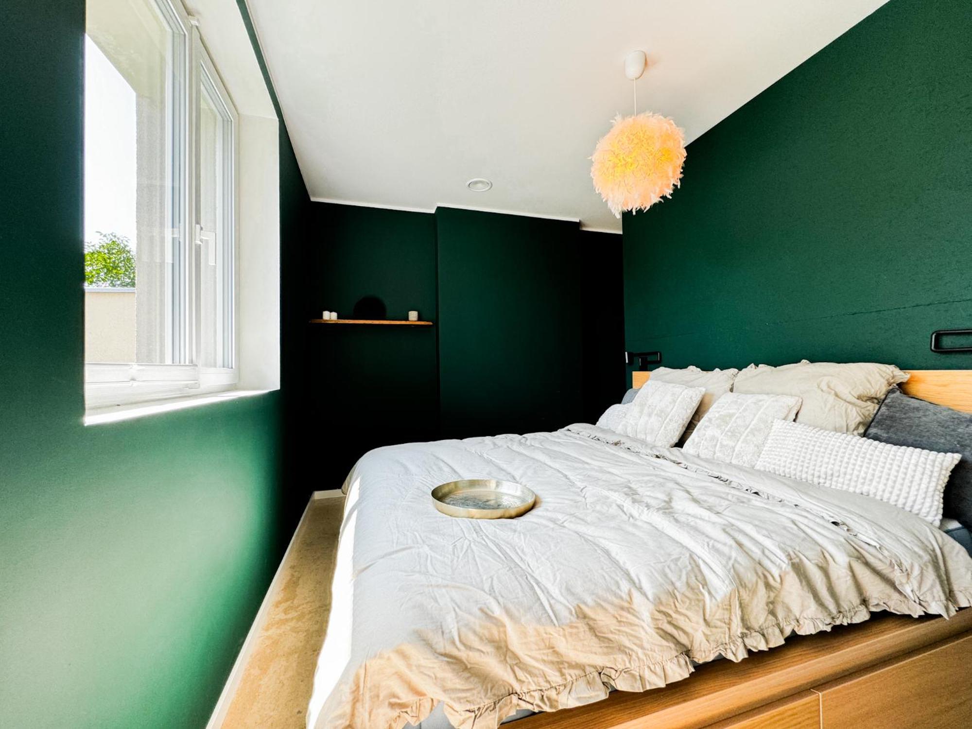 Apartment Modern 4bd, 2 Balcony, Family & Work Haven! Near Park & Bus Stop *