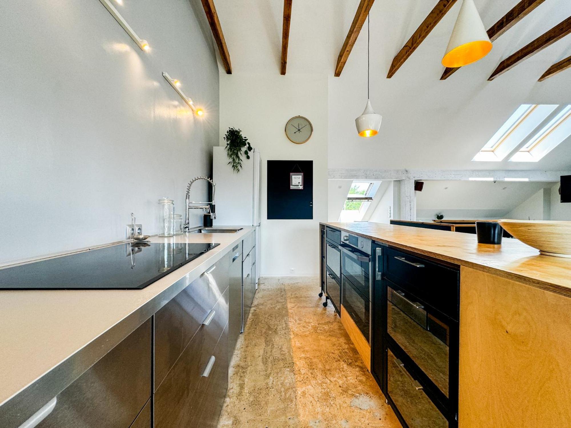 Modern 4bd, 2 Balcony, Family & Work Haven! Near Park & Bus Stop Wroclaw