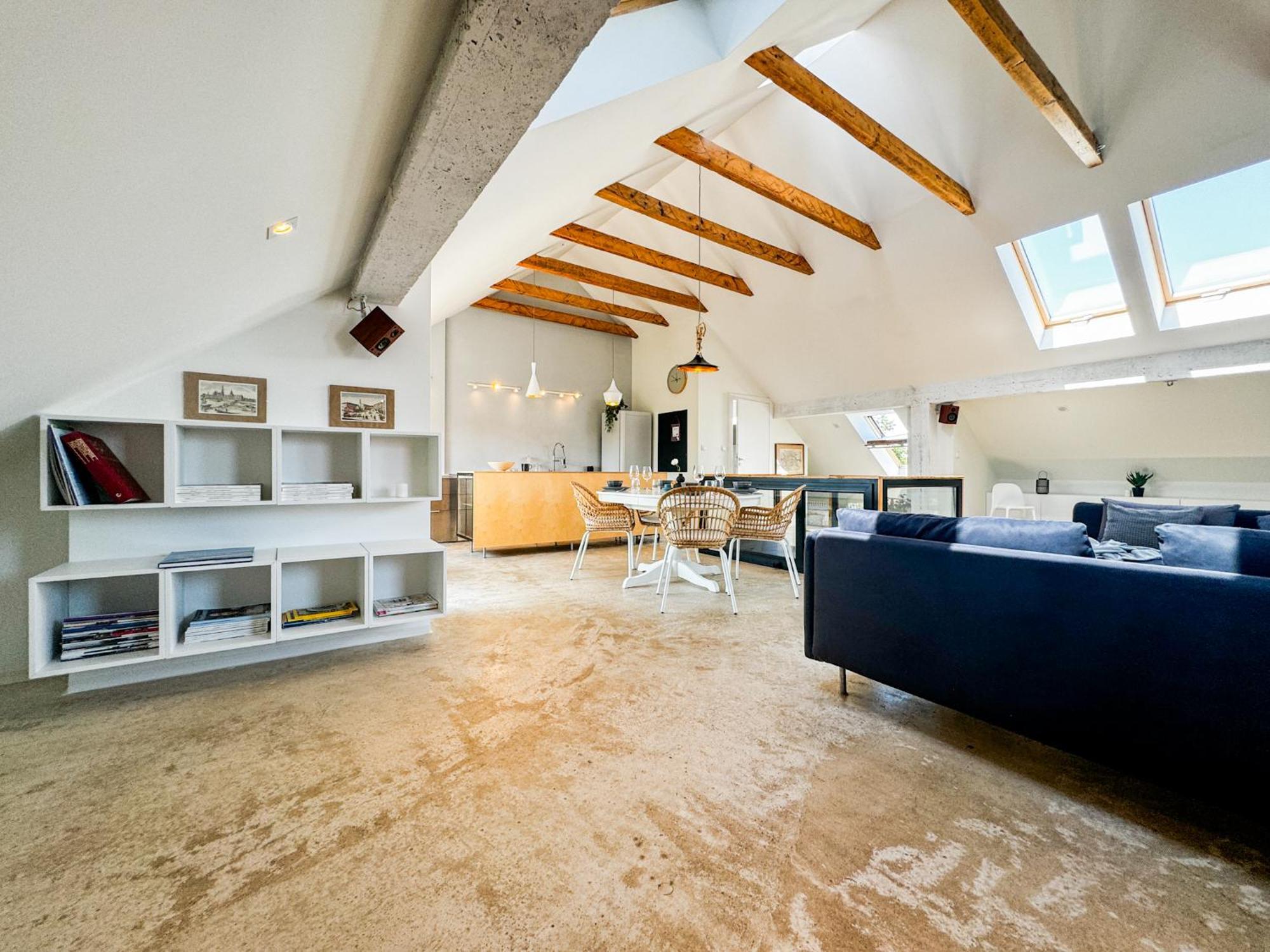 Apartment Modern 4bd, 2 Balcony, Family & Work Haven! Near Park & Bus Stop