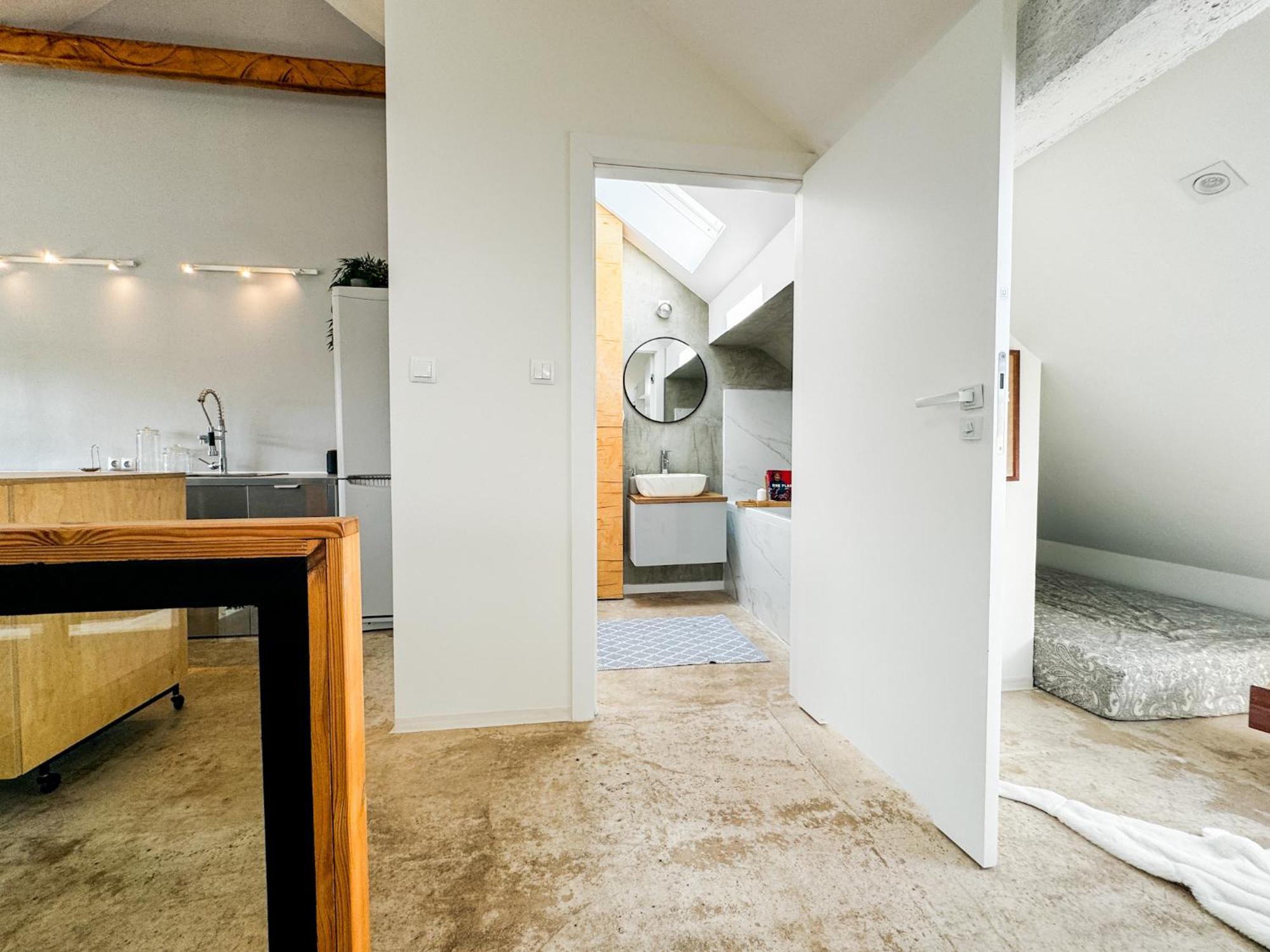 Modern 4bd, 2 Balcony, Family & Work Haven! Near Park & Bus Stop * Wroclaw