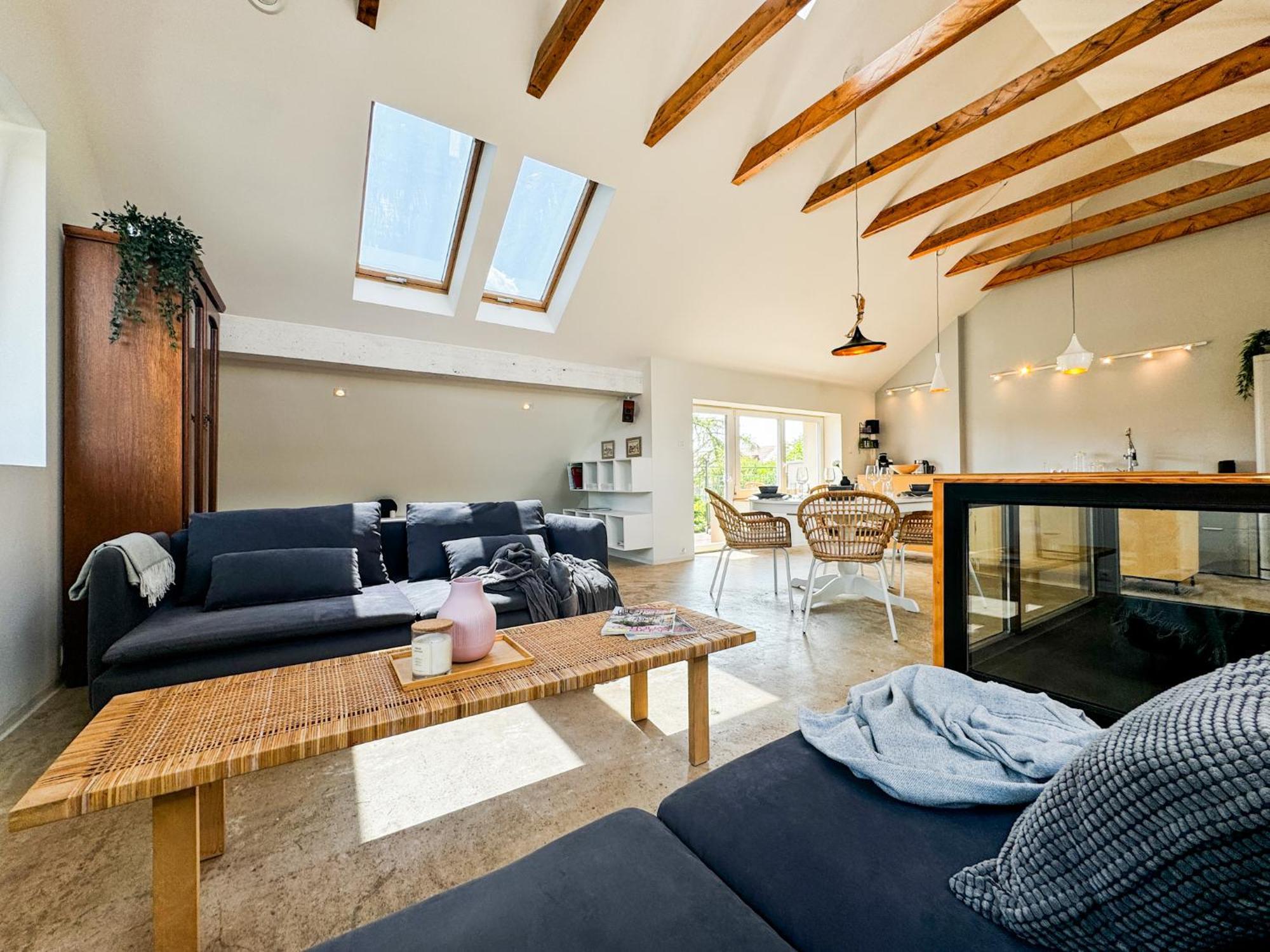 Modern 4bd, 2 Balcony, Family & Work Haven! Near Park & Bus Stop Апартаменти